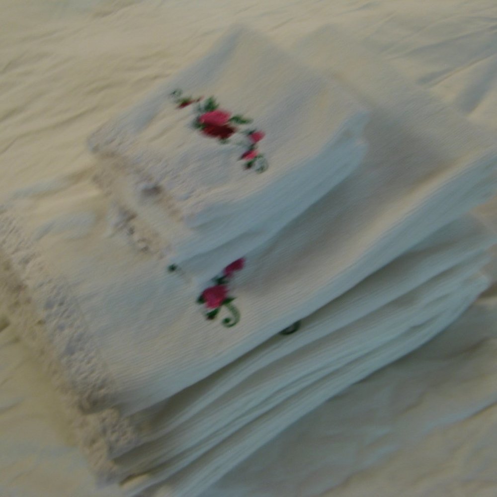Set-New 6 white bath towels with red flower embroidery on bottom of each towel.